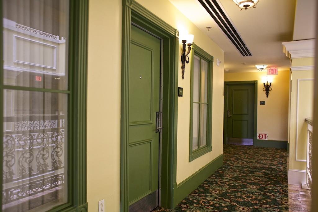 Club Wyndham La Belle Maison New Orleans Room photo
