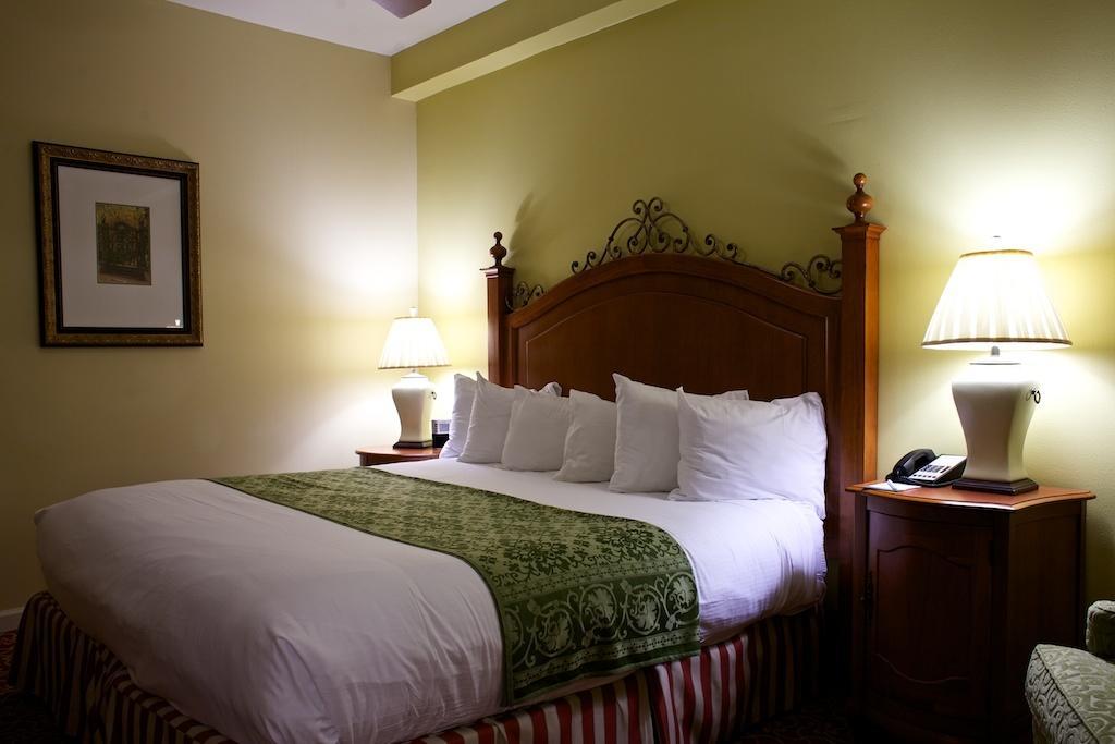 Club Wyndham La Belle Maison New Orleans Room photo